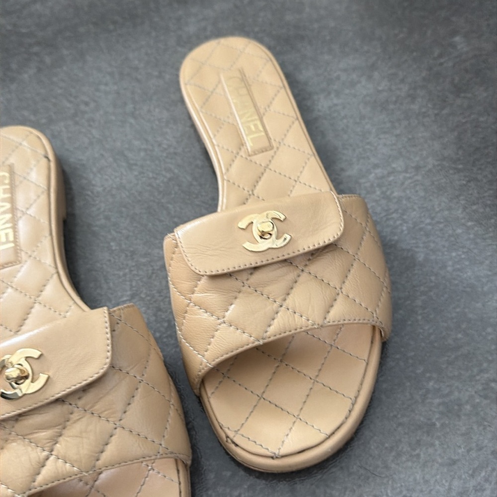 Chanel summer sandals with turn lock chanel logo. Size 39.5 - Picture 5 of 7
